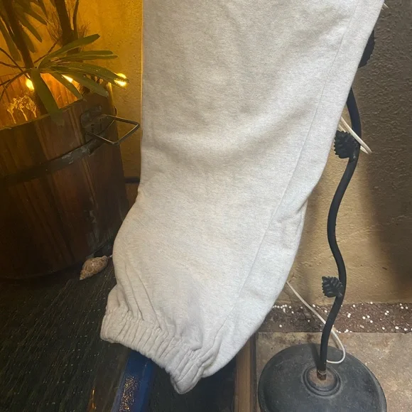 Woman’s Cinch Bottom Sweatpants. Size -M-L - Picture 9 of 16